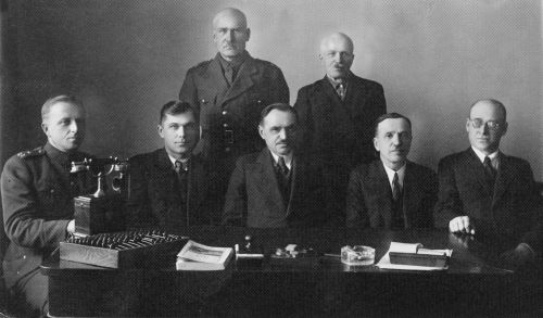 Burmistras J. Bartašius (pirmoje eilėje, centre) su Utenos miesto taryba